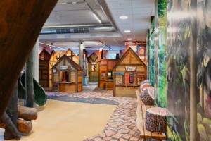 Spielbereich für Kinder vor einer Miniaturstadt