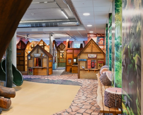 Spielbereich für Kinder vor einer Miniaturstadt