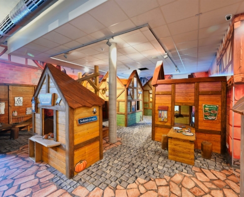 Verschiedene Spielhäuser auf einen Fotoboden mit unterschiedlichen Pflastermotiven
