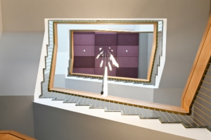 Aufsichtr in das Treppenhaus mit Akustikpaneel und Lampe