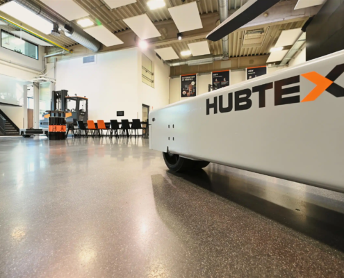 Ausstellungs- und Veranstaltungshalle von HUBTEX mit geschliffenem Industrieestrich