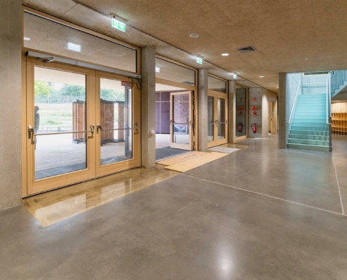 Eingangsportal der Schule mit Treppenaufgang