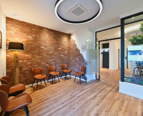 Wartezimmer mit verklinkerter Wand