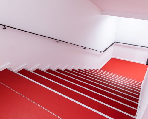 IMG_9829-Enhanced-NR Modernes Treppenhaus mit rotem Linoleumbelag, fachgerecht ausgeführt von DAMIAN WERNER