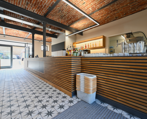 KAD_8903 Hofladen Gut Wöllried, Fliesenboden und Thekenbereich mit einem Reinstreifer/Sauberlaufmatte