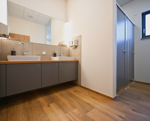 KAD_8997 WC-Anlage mit warmen Fliesen in Holzoptik