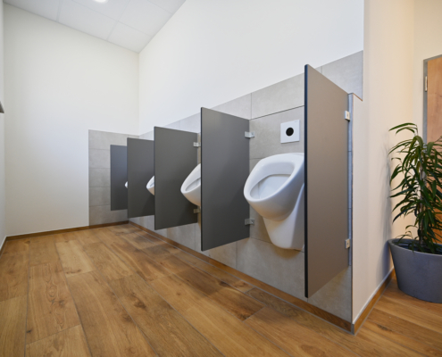 KAD_9000 WC-Anlage mit warmen Fliesen in Holzoptik