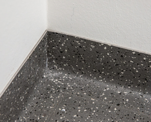 IMG_3584-Enhanced-NR Detail ableitfähiger Kautschukbelag über Hohlkehlprofil im Labor-Verfügungsgebäude der TU Darmstadt