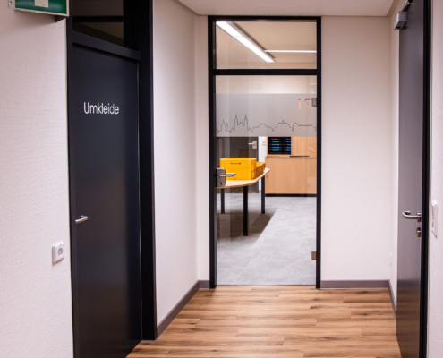 Ganzglastüre, Rohrrahmentüre, Linoleumbelag