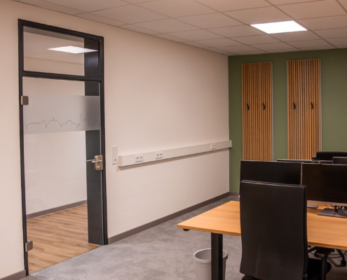 Glastüre mit Folierung, Teppichfliesen