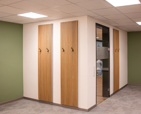 Teppichfliesen, Glastüren mit Folierung, Malerarbeiten